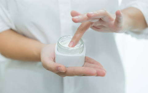 Le 4 migliori creme solari antiage per il viso