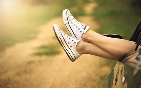 Gambe gonfie in estate: i rimedi più efficaci per ritrovare leggerezza